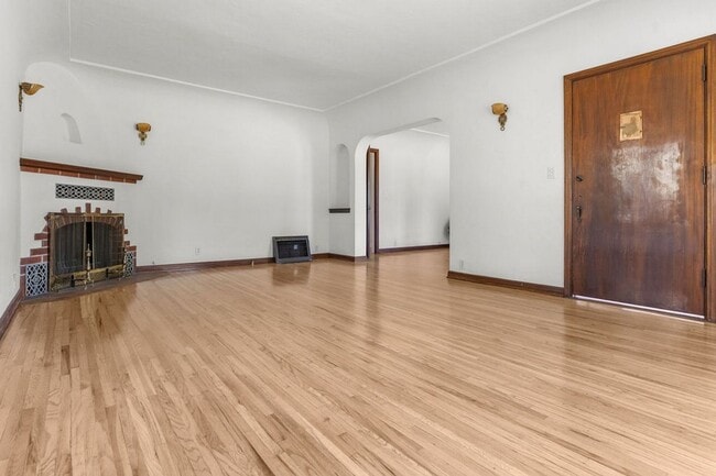 Building Photo - Wood Street Charmer - 3 Bed / 2 bath (Front House)