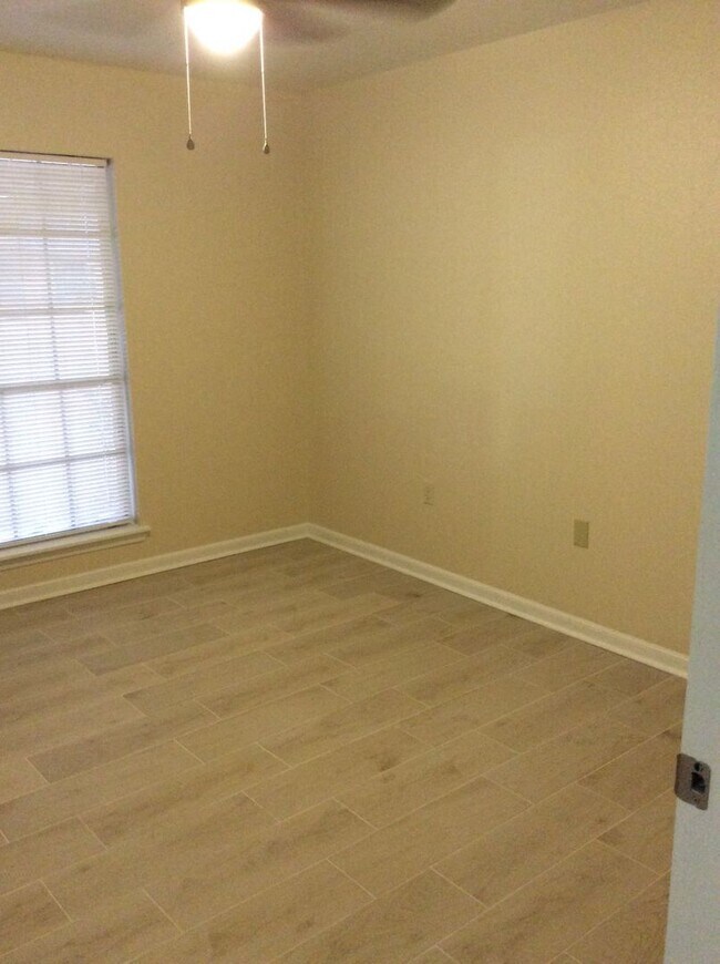 Building Photo - SPACIOUS NEWLY RENOVATED HOUSE
