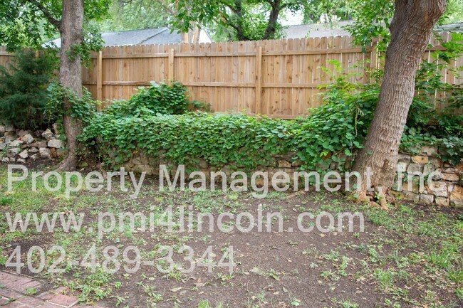 Building Photo - 2 Bedroom and 1 Bathroom Home Available For Rent!