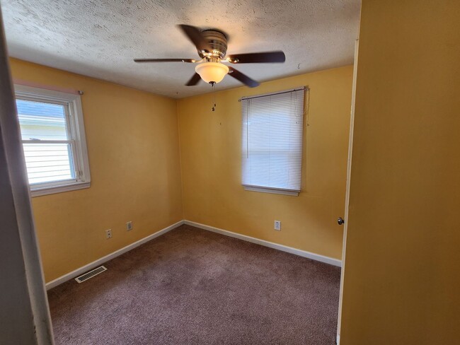 Building Photo - Clean, 3 Bedroom Home Available Today!