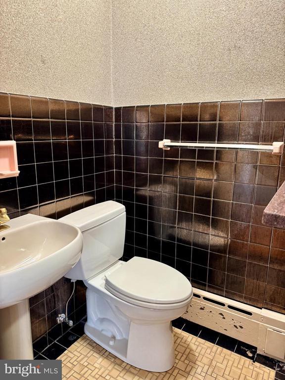 Building Photo - 8233 Fairview Rd