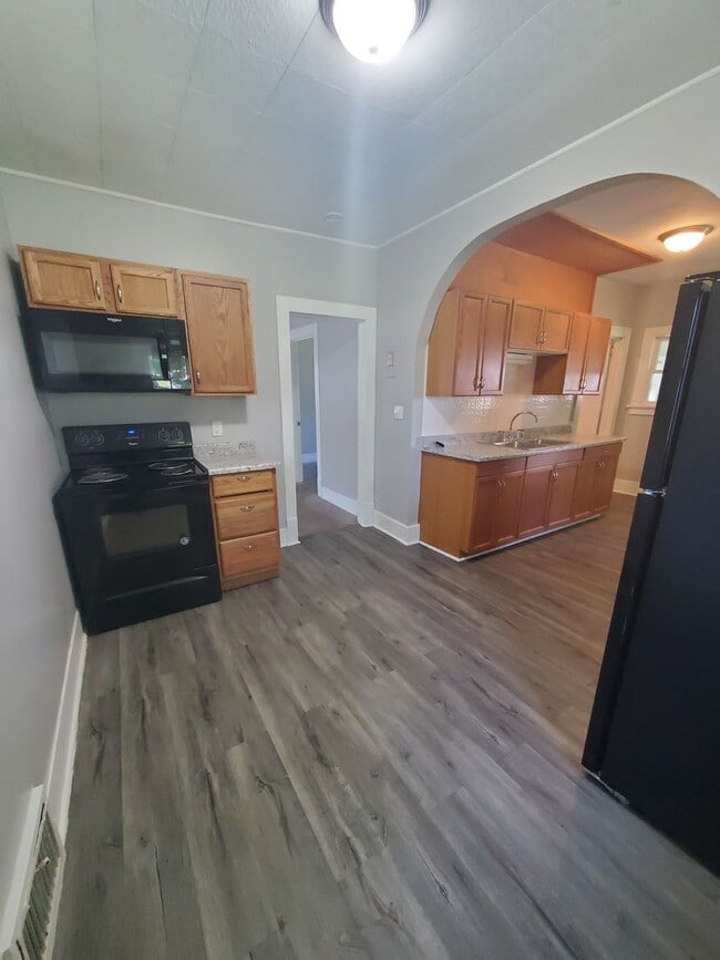 Building Photo - 2 Bedroom 1 Bath in Bettendorf with Attach...