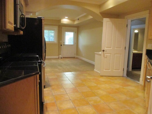 Building Photo - Lovely 3 Bedroom 2 bathroom lower level un...