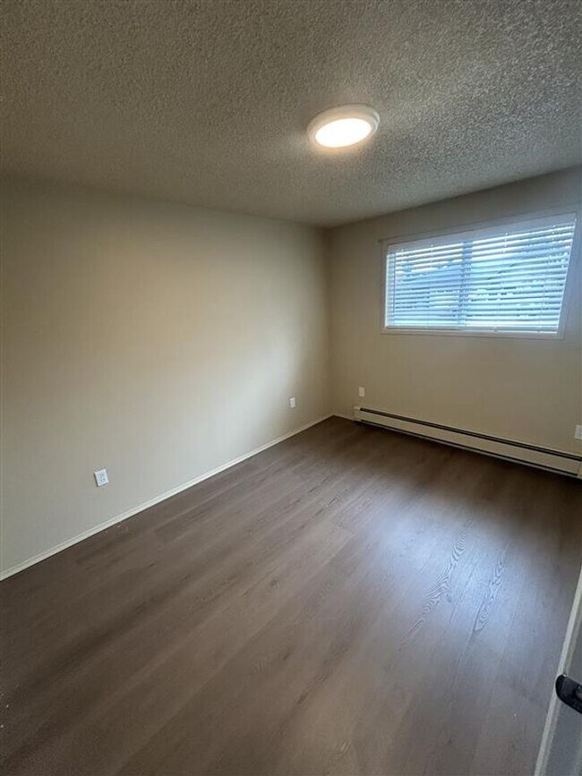 Building Photo - 209 E 3rd St