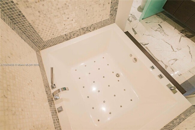 Building Photo - 200 Biscayne Blvd Way