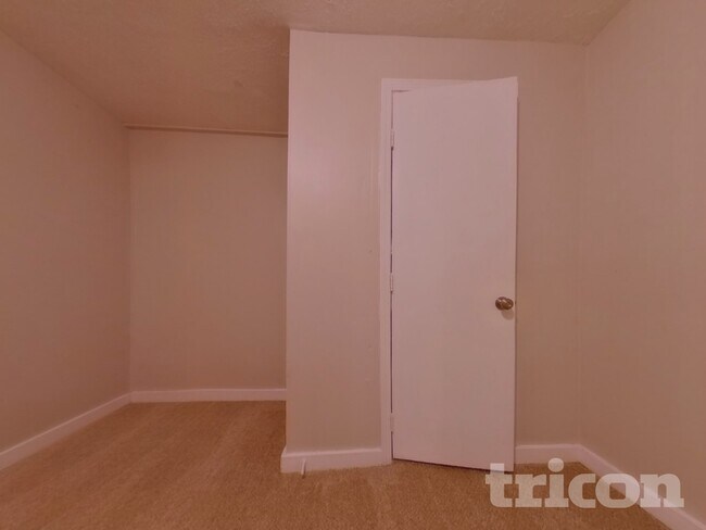 Building Photo - 6640 Valley Hill Dr