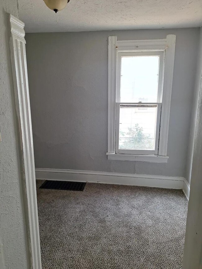 Building Photo - 1031 W 17th St