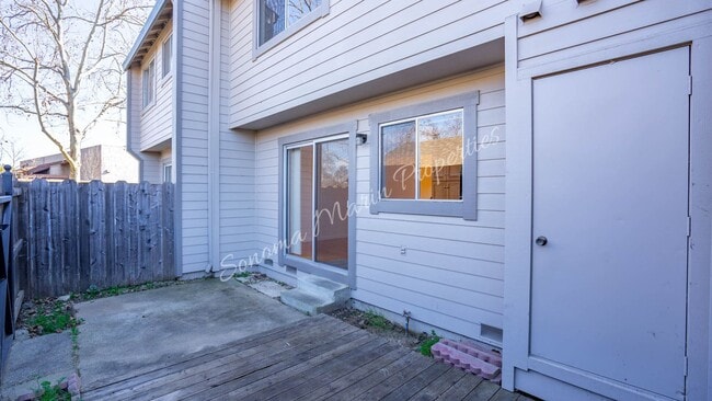 Building Photo - Lovely 3 Bedroom Townhouse ~ Water Included