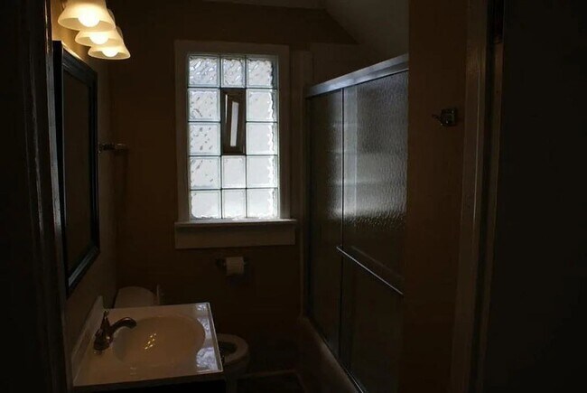 Building Photo - Knoxville 37920 - 3 bedroom 1 bath - call ...