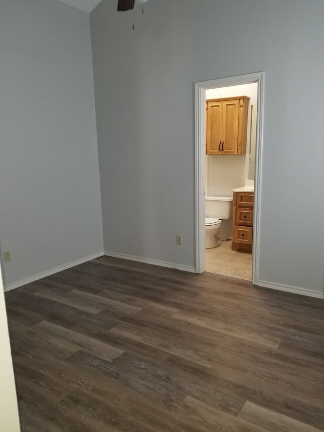 Building Photo - 2 bedroom 2 bathroom Duplex