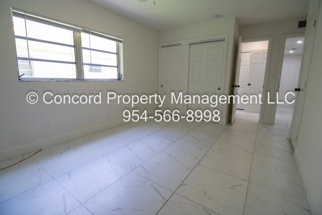 Building Photo - Updated 2 BR- Open Layout- Island Kitchen-Pool- Central AC