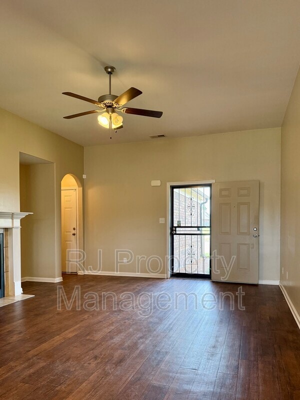 Building Photo - 5520 Kaitlyn Dr E