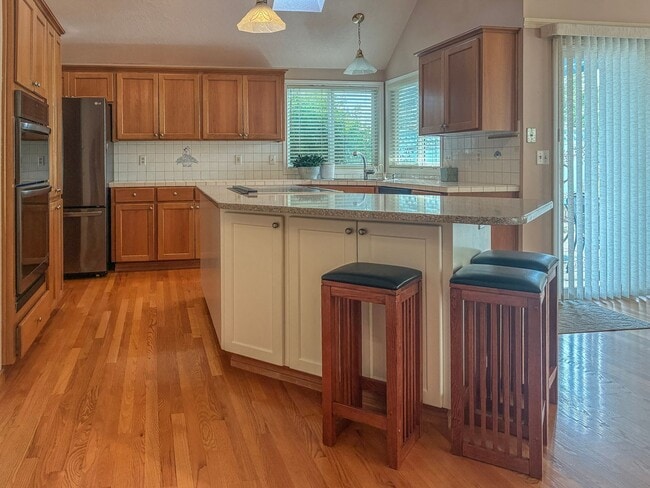 Building Photo - Arranmore 2 Bedroom with Den Available Now !