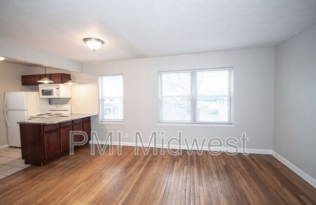 Building Photo - 146 E 19th St