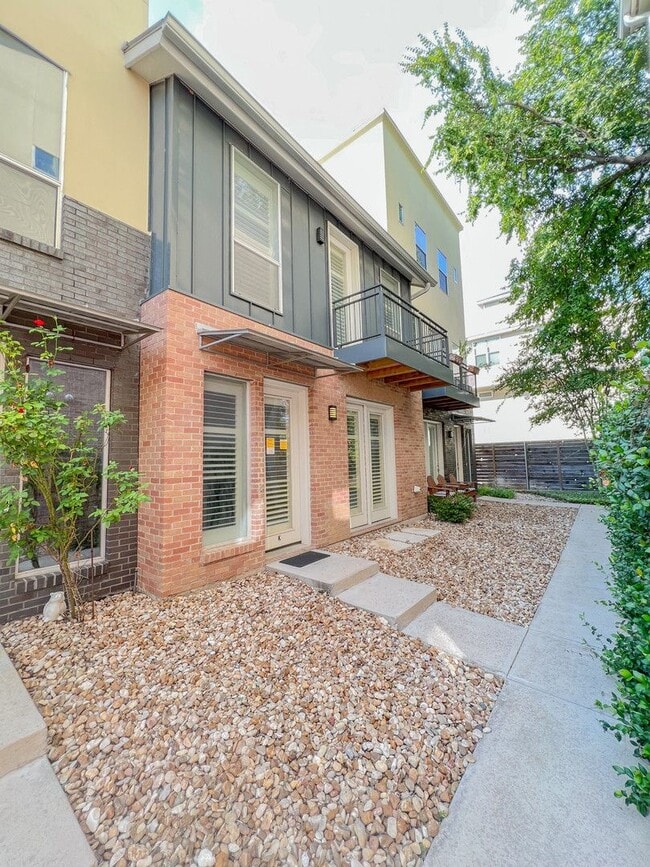 Building Photo - 1205 Kinney Ave
