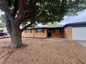 Building Photo - Centrally Located 3bed 2bath!