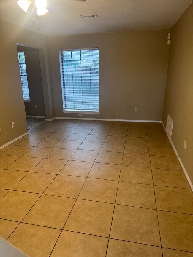 Building Photo - 1128 N Eagle Ln