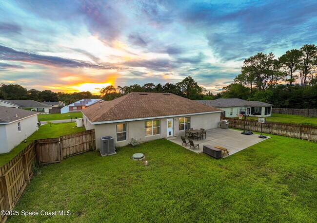 Building Photo - 413 Grenadier Ave NW