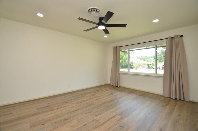 Building Photo - 9011 Theysen Dr