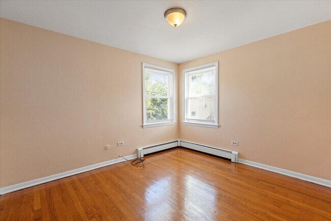 Building Photo - 2650 W Touhy.-2N