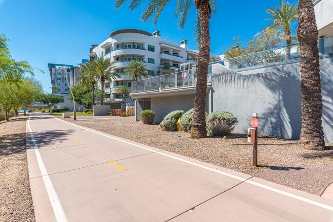 Building Photo - 945 E Playa Del Norte Dr