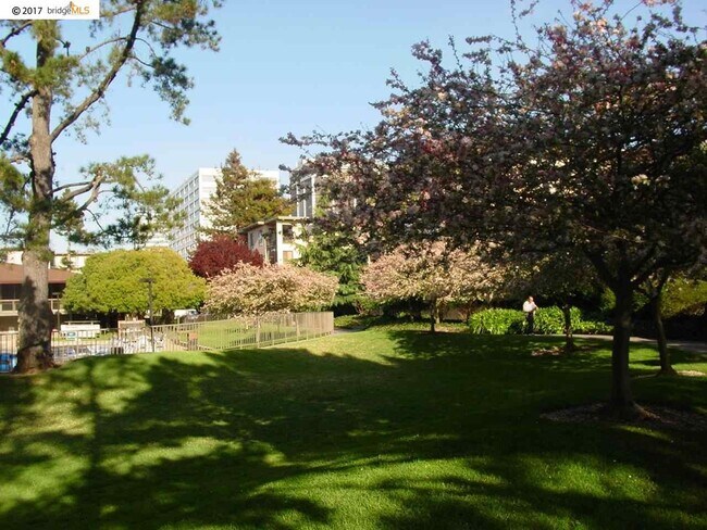 Building Photo - Lovely upgraded studio condo with resort-like amenities at desirable Watergate by the bay!