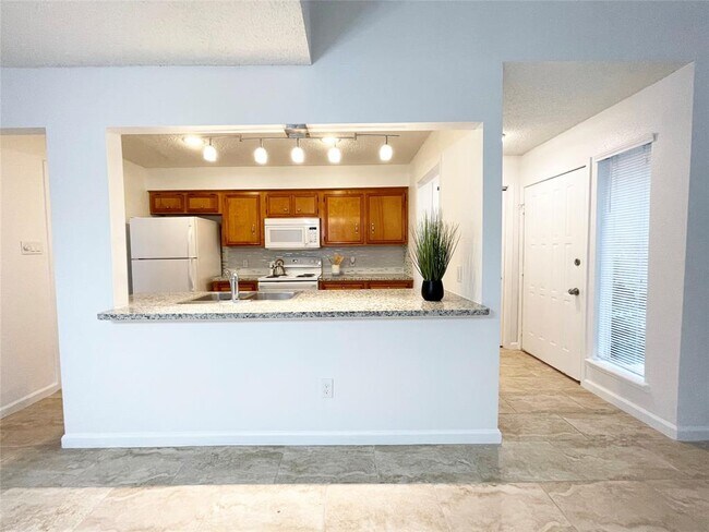 Building Photo - 13897 Hollowgreen Dr