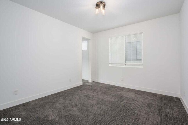 Building Photo - 1221 E Paseo Way