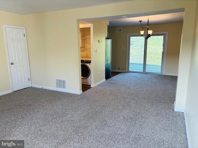 Building Photo - 145 Roskeen Ct
