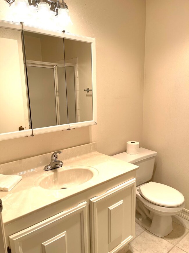 Building Photo - Spacious 2 Bedroom 2 Bathroom Unit in The ...