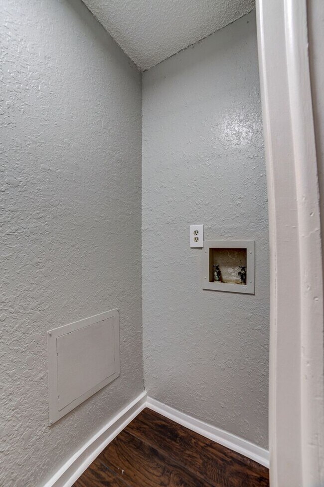 Building Photo - 2 bed/ 1 bath Located Next to Major Highways!