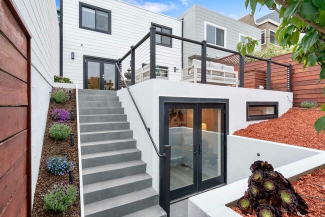 Building Photo - Updated and Modern 4 Bed + Office, 3.5 Bat...