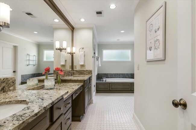 Building Photo - 5 bedroom 3 bathroom with over 3,500 square feet in East Memphis near Walnut Grove and Perkins