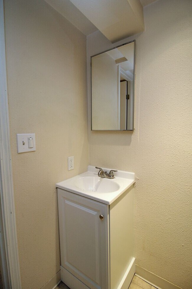 Building Photo - Adorable 2++ Bedroom, 2 Bath Brooklyn Bungalow - steps to MAX line