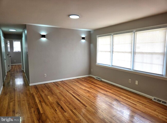 Building Photo - 897 Chapel Dr
