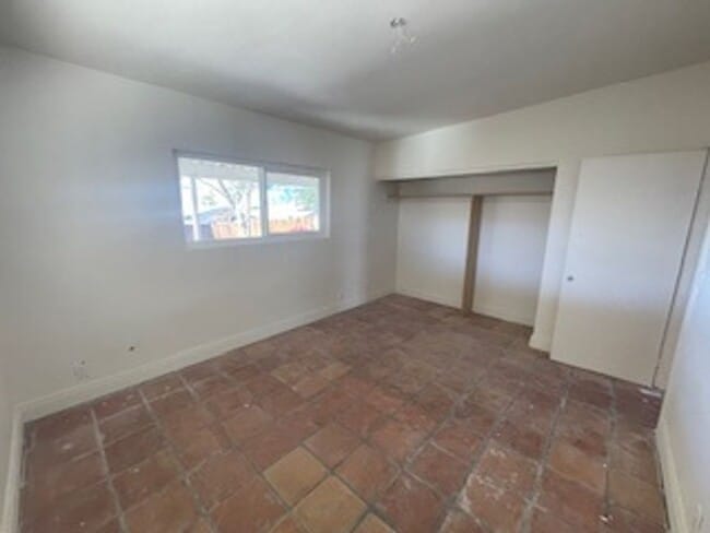 Building Photo - Central DHS, 2 BEDROOM, 1 BATH SINGLE FAMI...