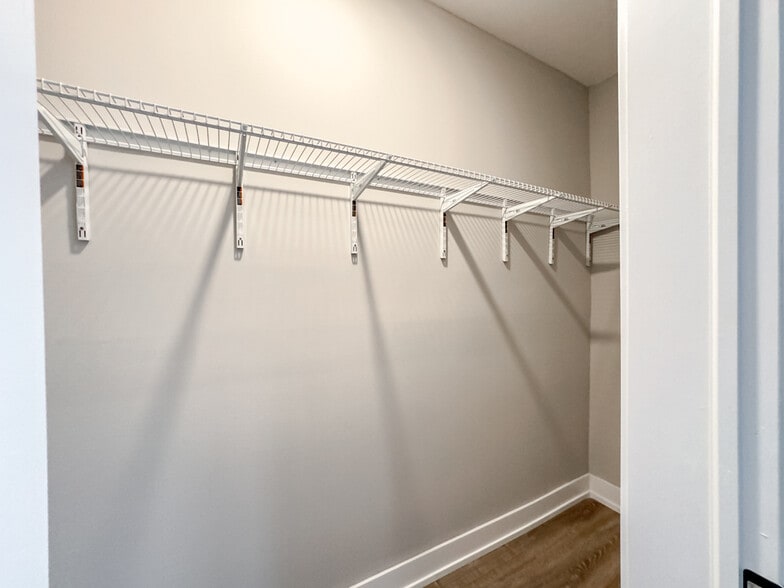 Building Photo - 4411 N Wolcott Ave