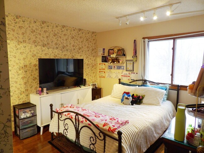 Building Photo - Spacious 3BR + Bonus Room in Inver Grove Heights – Attached Garage & Pet Friendly!