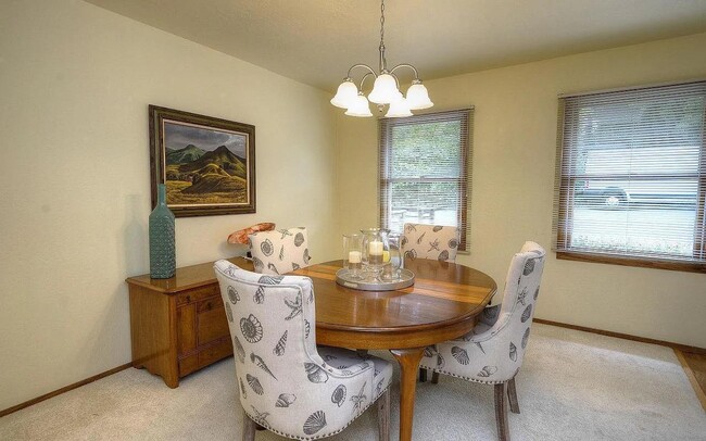 Building Photo - 1004 Acacia St