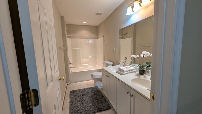 Building Photo - Gorgeous Charter Colony Cul-de-Sac Home: 4 Bed, 2.5 Bath Home with Screened-In Porch