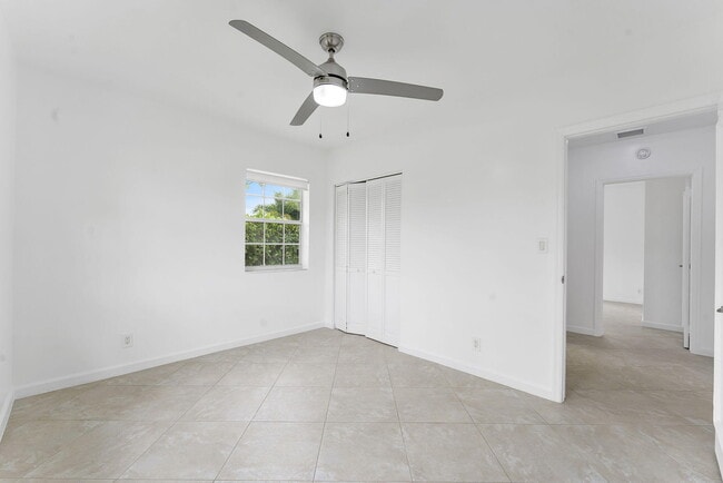 Building Photo - 5015 S Olive Ave