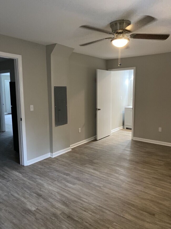 Building Photo - Updated 4 bed 2 bath minutes to Downtown Chattanooga!