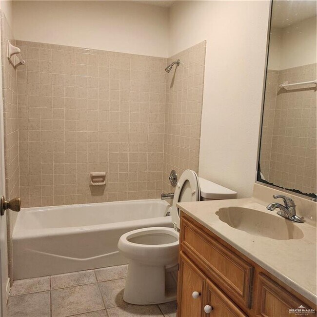 Building Photo - 22 Country Club Dr