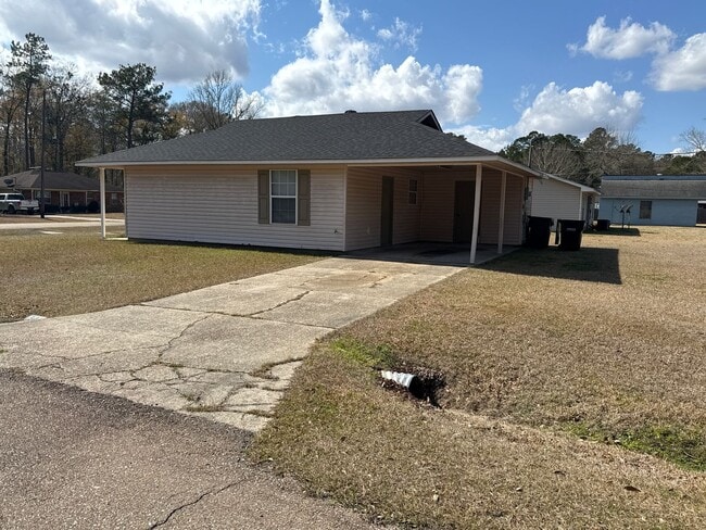 Building Photo - Warm and inviting single-story home, perfect for comfortable living.