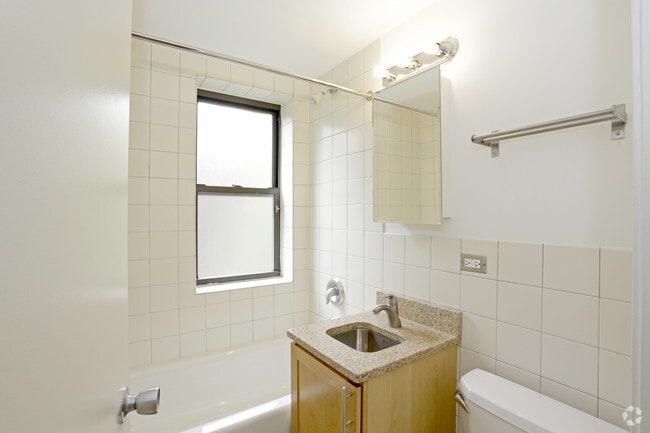 1 Bedroom - Bathroom - Woodlawn Terrace