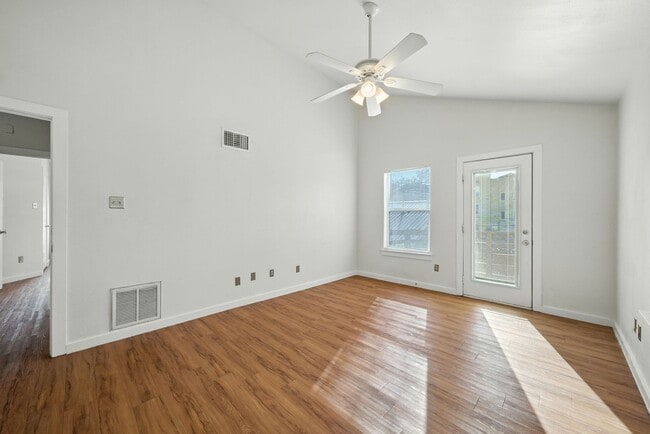 Building Photo - UT PRE-LEASE: 5 bed / 3 bath Remodeled Wes...