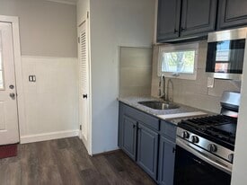 Building Photo - 6A Monroe St