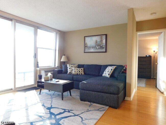 Building Photo - 300 Main St