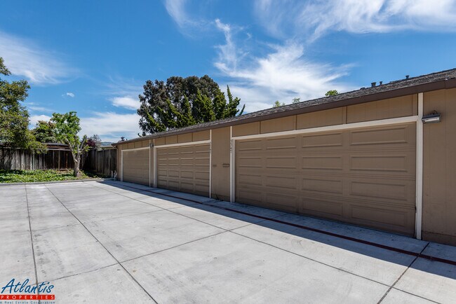 Building Photo - Spacious Evergreen Townhouse | New Interio...
