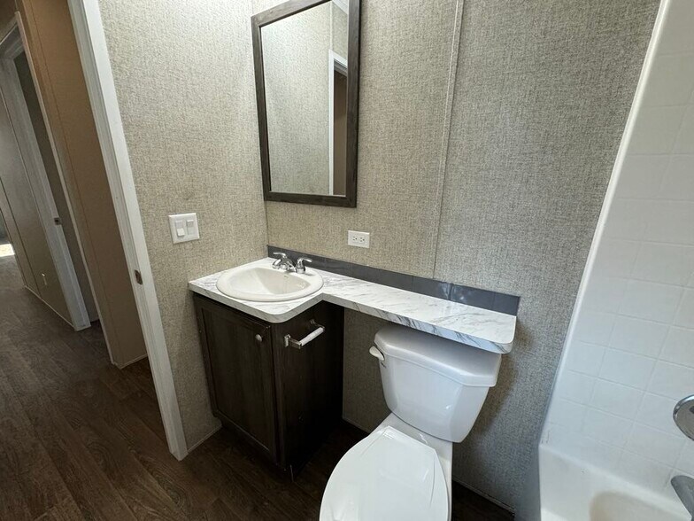 Building Photo - 2042 Marmoor Dr